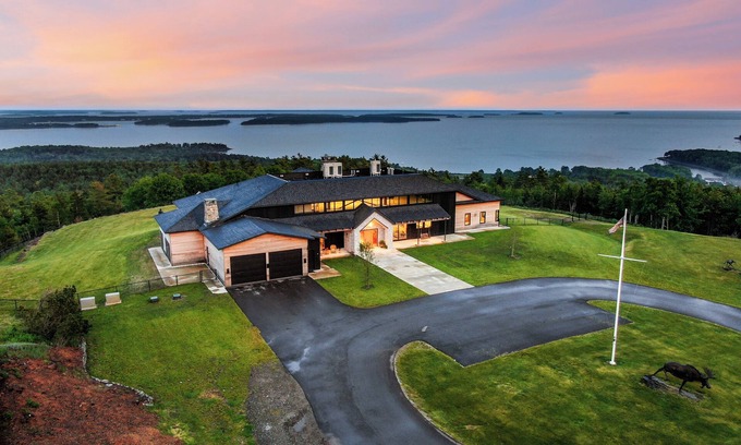 Northport Casa | Modern Lakefront Estate / Hot Tub Gym