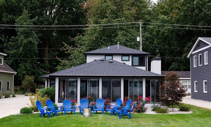 Shelbyville Cabaña | Modern Lakefront Gun Lake Cottage Near Bay Pointe Inn