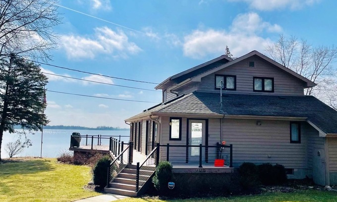 Eagle Lake Casa | Modern lakefront house, spectacular views and recreation equipment!