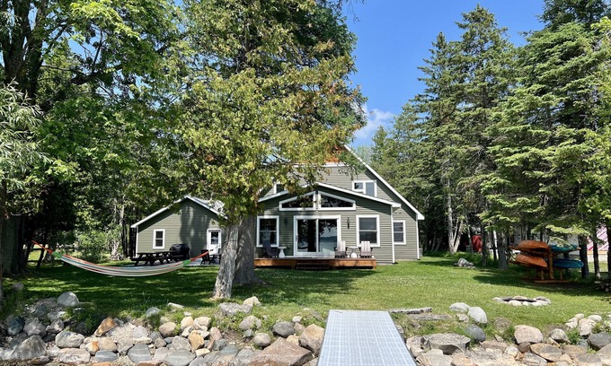 Cheboygan County Casa | ¡Casa moderna frente al lago con alquiler de pontones opcionales!