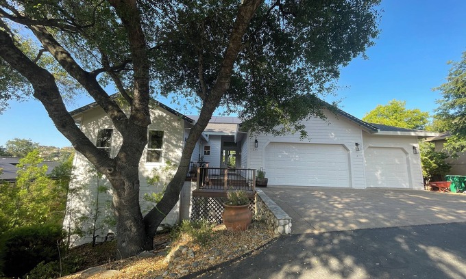 El Dorado Hills Casa | Modern Lakehall Retreat: Sauna, Chef Kitchen, Walk to Folsom Lake.