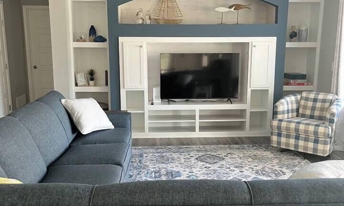 Unionville Cabina | Modern Lakehouse: Dock, Hot Tub, Firepit, Playset