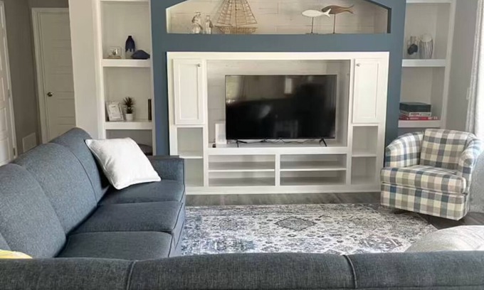 Unionville Cabina | Modern Lakehouse: Dock, Hot Tub, Firepit, Playset