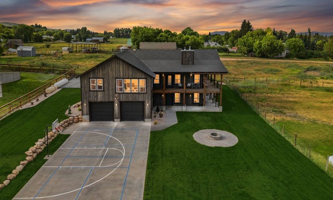 St. Charles Cabina | Modern Lakehouse l Slps 34 l Courts + Chefs Kitchen l Bear Lake Haven