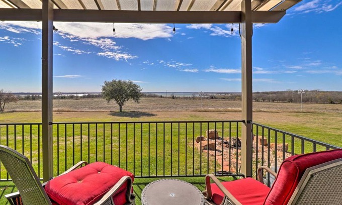 Granger Casa | Modern Lakehouse with Stunning Views and Hot Tub!