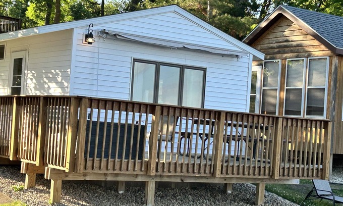 Alexandria Cabina | Modern lakeside cabin with panoramic views and deck.