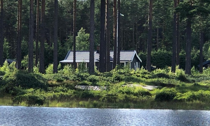Skillingaryd Casa | Modern lakeside cottage & boat near Isaberg