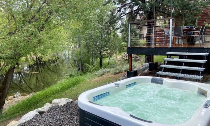 Tamarack Resort Cabina | Modern Lakeside Donnelly Cabin with Hot Tub