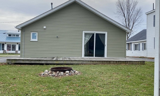 Houghton Lake Heights Cabina | Modern Lakeview Cabin by Beach and Park