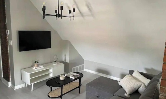Tremont Apartamento | Modern Large Studio Apartment in Heart of Tremont.