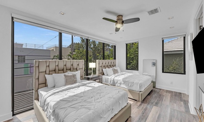 Colee Hammock Casa | Modern Las Olas Masterpiece, Steps from Las Olas