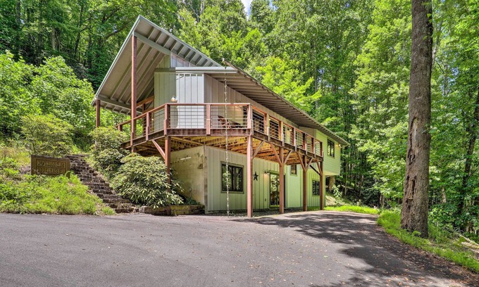 Apple Ridge Casa | Modern Lenoir Mtn Retreat: 9 Acres, Fire Pit!