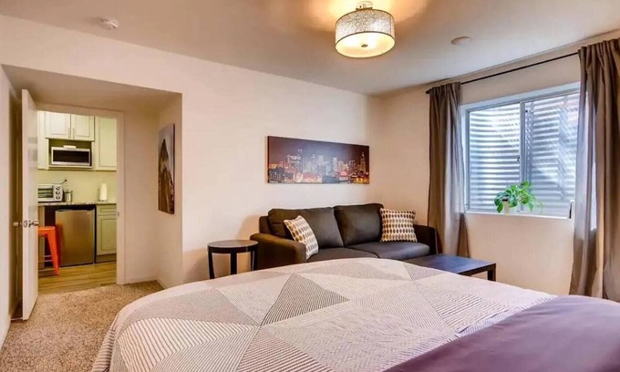 Arvada Apartamento | Modern, Light Basement Apartment