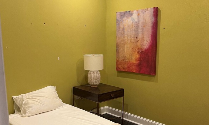 Parkersburg Apartamento | Modern living conveniently located on Market Street in downtown Parkersburg