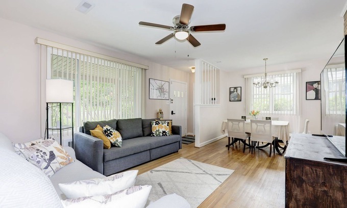 College Park Casa | Modern living for visit DC/UMD, 2 bedrooms, 4 beds with central AC/heating