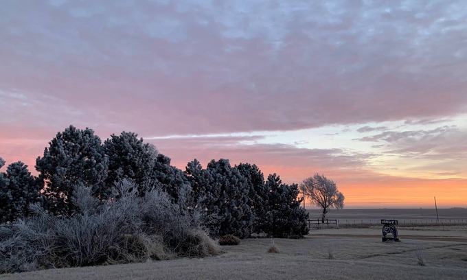 Gove County Cabina | Modern Lodge in quiet, country setting. Family, outdoorsman, and pet-friendly.