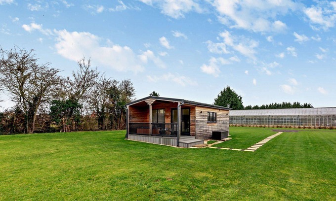 Bretforton Cabaña | Modern lodge with hot tub - Cotswold Lodge