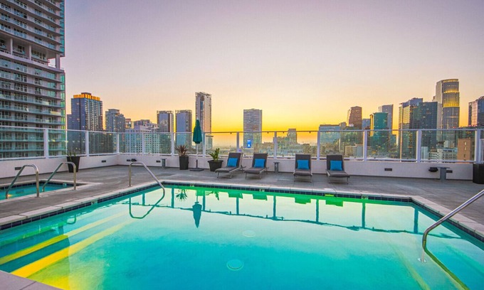 Historic Core Apartamento | Modern Loft | 1BR in Downtown LA with Rooftop!
