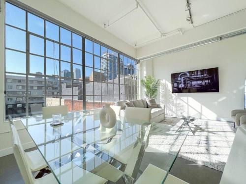 Historic Core Apartamento | Modern Loft in DTLA - Rooftop Pool & Free Parking!