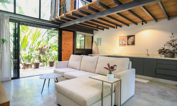 Malpaís Apartamento | Modern loft in Mal País with A/C, close to Santa Teresa with shared pool