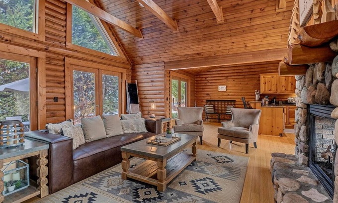 Lake Lure Cabina | Modern Log Cabin, Fireplace, Pool Table, and Mountain View!