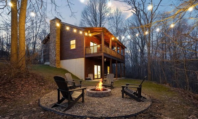 Logan Cabina | Modern Log Cabin, Hot Tub, 5 Mins to Winery/Brewery!