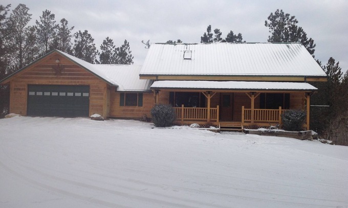 Custer Cabina | Cabaña de madera moderna en 3 Acres. Gran ubicación en el borde de Custer