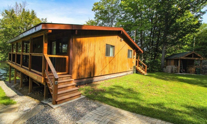 Dysart et al Cabaña | Modern log cabin with wrap around deck on Little Kennisis