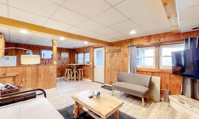 Montgomery Center Apartamento | Modern Log Chalet - Lower Unit