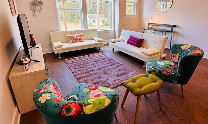 Charlotte Casa | Modern LoSo Retreat|Walk to Breweries & Light Rail