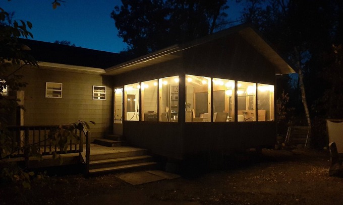 Manitoba Cabaña | Modern, lovely, cozy & quiet cabin 5 mins from the lake