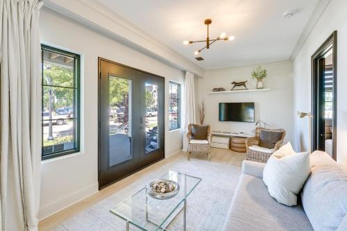Ludington Apartamento | Modern Ludington Condo Across From the Lake!