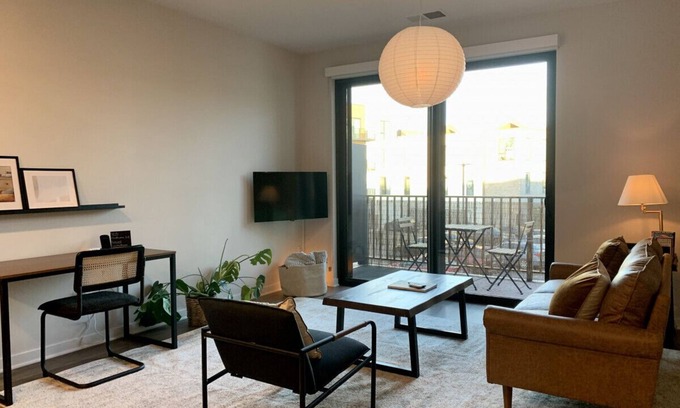 Brown Deer Apartamento | Modern Luxe 1BR Apt with Gym, Pool, and Parking