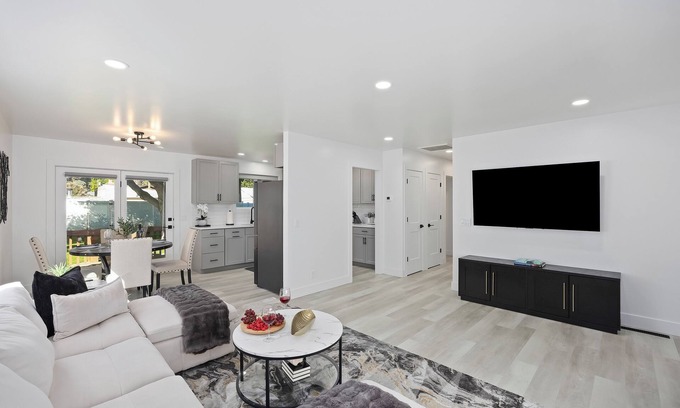 Burley Casa | Modern Luxe A 2BR Retreat by Modern Space Properties