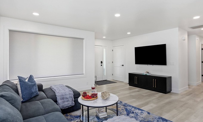 Burley Casa | Modern Luxe B 2BR Retreat by Modern Space Properties