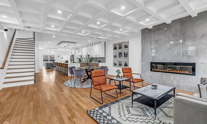 Chicago Casa | Modern, Luxe, House 20mins to Downtown, Sleeps 16, Private Rooftop, 2car Garage