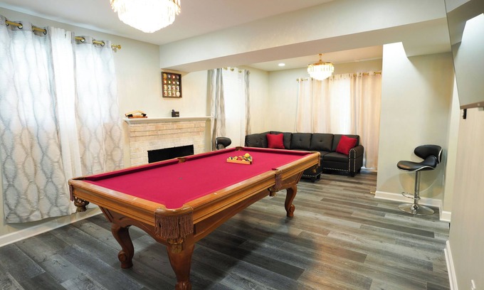North Chesterfield Casa | Modern Luxe Retreat -Heart of Chesterfield