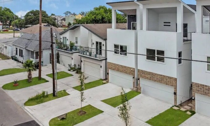 Central Business District Casa | Modern Luxe retreat in EaDo Downtown Houston few blocks from Minute Maid Park