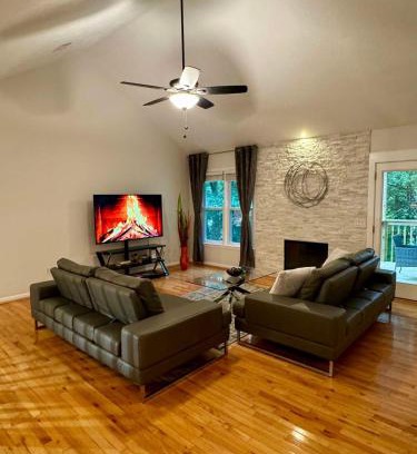 Marietta Casa | Modern Luxe Retreat near Braves Fast WiFi and Parking