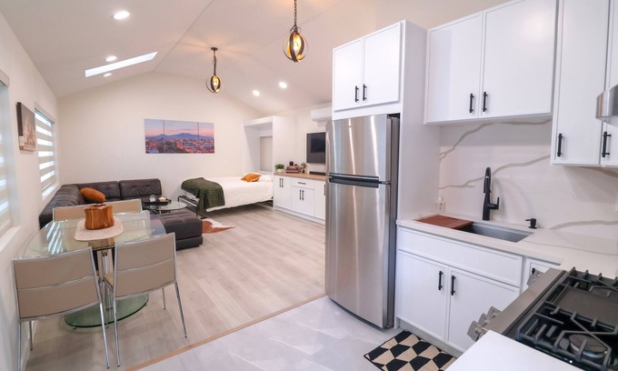 Burbank Apartamento | Modern Luxe Studio in Media/Rancho District Burbank