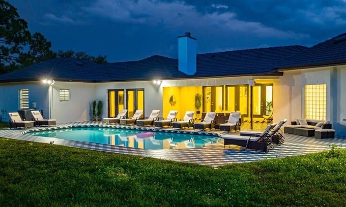 Hunt Club Casa | Modern Luxurious Pool Estate