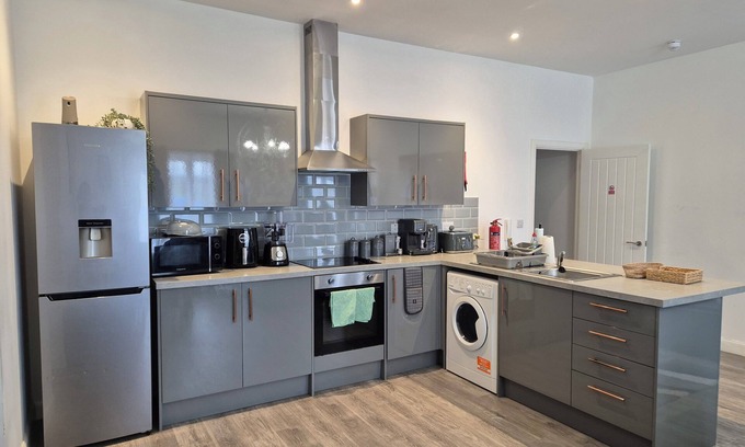Fenny Stratford Apartamento | Modern Luxurious 2 Bedroom Apartment with Balcony on High Street!