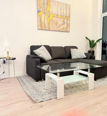Central Erin Mills Apartamento | Modern & luxurious Condo with Parking, Erin Mills Area
