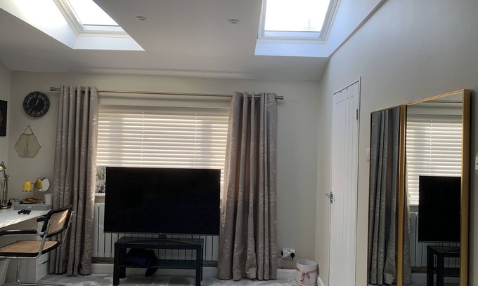 Cheadle Casa | Modern & Luxurious Double Bedroom with en-suite washroom (Double walk-in shower)
