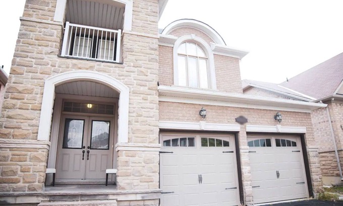 Vaughan Casa | Modern, luxurious, entire home for family or work in quiet neighborhood