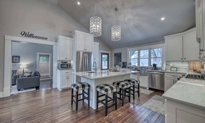 Fredericksburg Casa | Modern Luxurious Home With Game Room