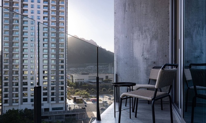 Monterrey Apartamento | Luxurious modern near UDEM, Jardín Secreto 810.
