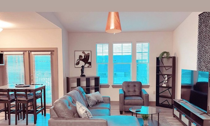 Bedford Apartamento | Modern luxurious private apartment with office room and desk for remote work