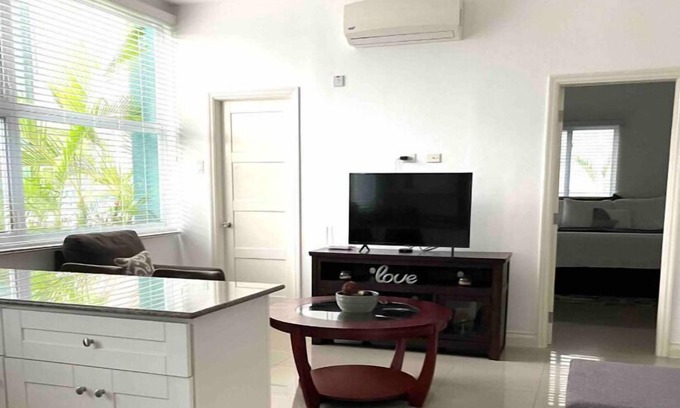Runaway Bay Apartamento | Modern Luxury 1BR Condo in Kingston