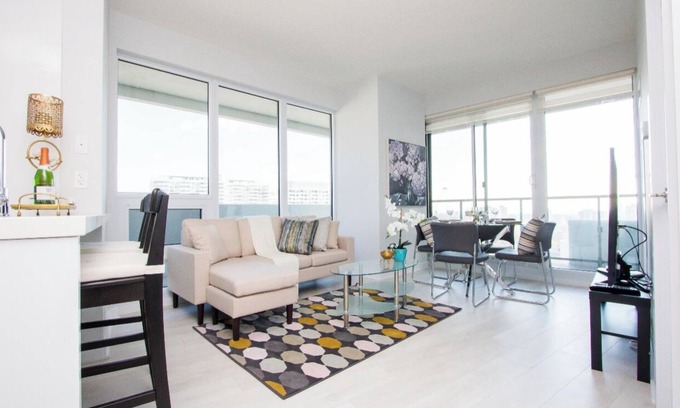 Mount Pleasant West Apartamento | Modern Luxury 2 Bedroom Condo Steps from TTC